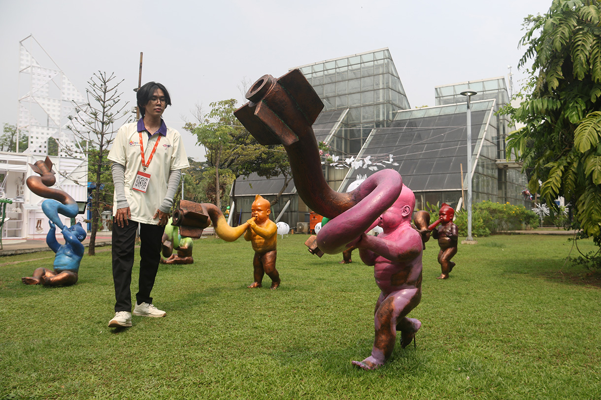 Pengunjung mengamati karya seni yang dipamerkan di ajang Jakarta Provoke! 2026 di Taman Menteng, Jakarta, Senin (20/7/2026). (Beritanasional.com/Oke Atmaja)