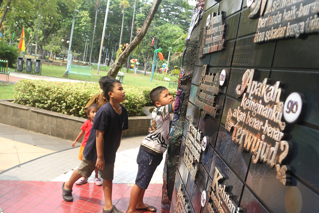 Pengunjung mengamati karya seni yang dipamerkan di ajang Jakarta Provoke! 2026 di Taman Menteng, Jakarta, Senin (20/7/2026). (Beritanasional.com/Oke Atmaja)