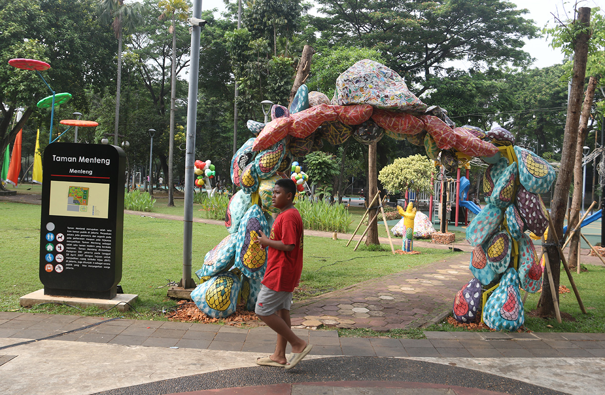 Pengunjung mengamati karya seni yang dipamerkan di ajang Jakarta Provoke! 2026 di Taman Menteng, Jakarta, Senin (20/7/2026). (Beritanasional.com/Oke Atmaja)