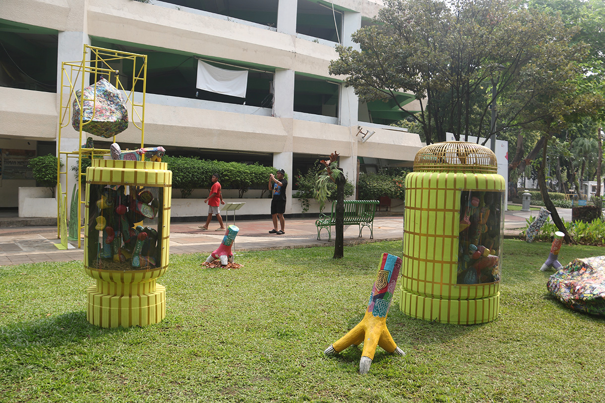 Pengunjung mengamati karya seni yang dipamerkan di ajang Jakarta Provoke! 2026 di Taman Menteng, Jakarta, Senin (20/7/2026). (Beritanasional.com/Oke Atmaja)