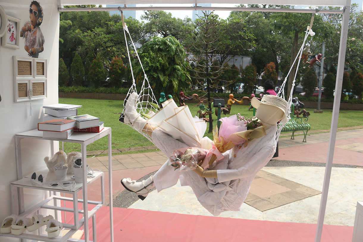 Pengunjung mengamati karya seni yang dipamerkan di ajang Jakarta Provoke! 2026 di Taman Menteng, Jakarta, Senin (20/7/2026). (Beritanasional.com/Oke Atmaja)