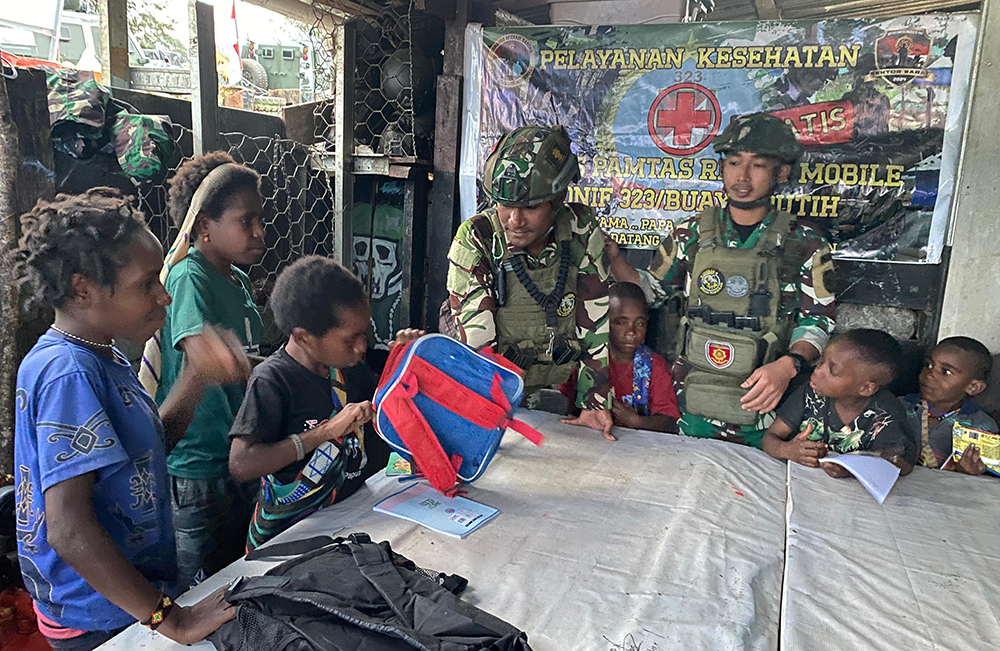 Satgas Yonif Raider 323/Buaya Putih Kostrad memberikan Wawasan Kebangsaan (Wasbang) kepada anak-anak Kampung Kago, Distrik Ilaga. (BeritaNasional/Elvis Sendouw/HO Puspen TNI AD)