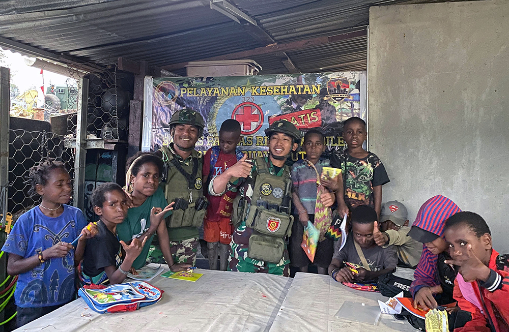 Satgas Yonif Raider 323/Buaya Putih Kostrad memberikan Wawasan Kebangsaan (Wasbang) kepada anak-anak Kampung Kago, Distrik Ilaga. (BeritaNasional/Elvis Sendouw/HO Puspen TNI AD)