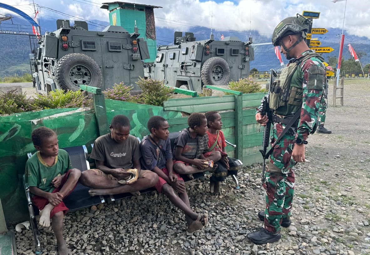 Satgas Yonif Raider 509/Balawara Yudha Kostrad beri wawasan kebangsaan kepada warga Papua. (BeritaNasional/Elvis Sendouw/HO Puspen TNI AD)