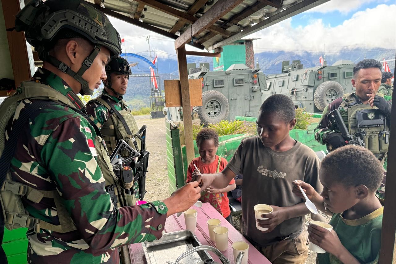 Satgas Yonif Raider 509/Balawara Yudha Kostrad beri wawasan kebangsaan kepada warga Papua. (BeritaNasional/Elvis Sendouw/HO Puspen TNI AD)