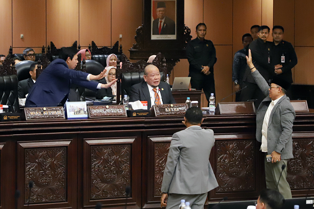 Suasana ricuh saat rapat paripurna DPD RI. (BeritaNasional/Elvis Sendouw)