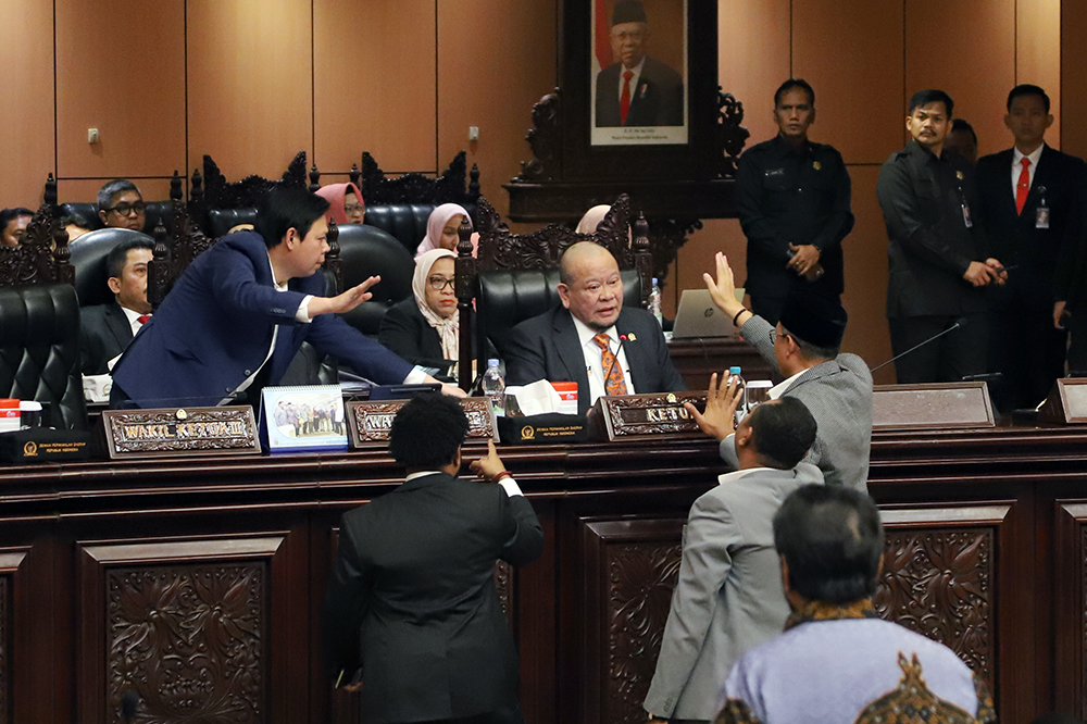 Suasana ricuh saat rapat paripurna DPD RI. (BeritaNasional/Elvis Sendouw)