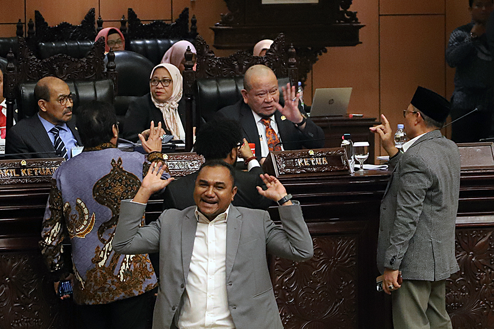 Suasana ricuh saat rapat paripurna DPD RI. (BeritaNasional/Elvis Sendouw)