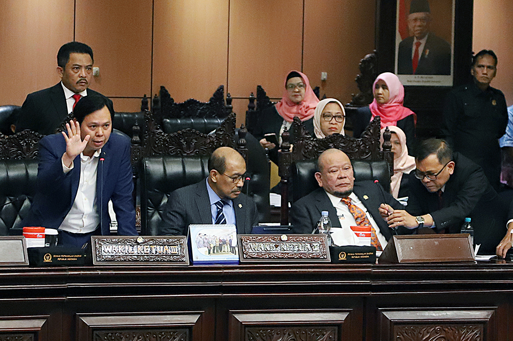 Suasana ricuh saat rapat paripurna DPD RI. (BeritaNasional/Elvis Sendouw)