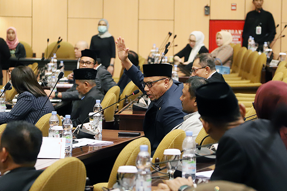 Suasana ricuh saat rapat paripurna DPD RI. (BeritaNasional/Elvis Sendouw)