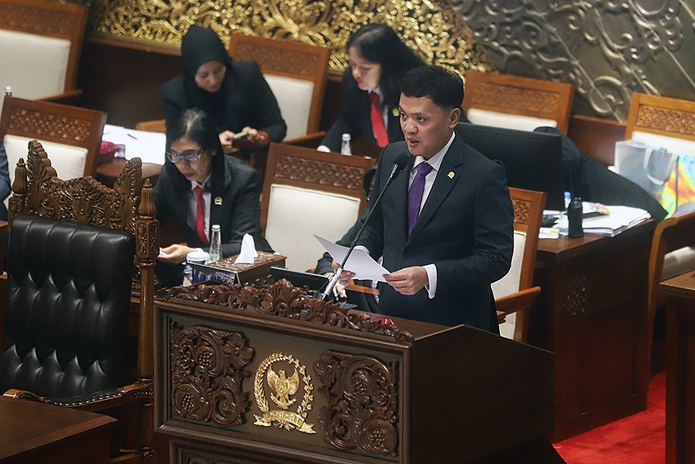 Ketua Komisi III DPR RI Habiburokhman menyerahkan berkas laporan hasil Rapat Kerja (Raker) Komisi III terkait reformasi Polri. (BeritaNasional/Elvis Sendouw)