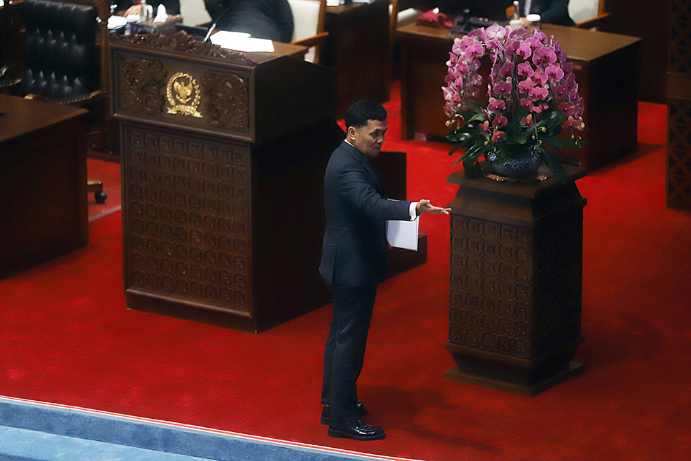 Ketua Komisi III DPR RI Habiburokhman menyerahkan berkas laporan hasil Rapat Kerja (Raker) Komisi III terkait reformasi Polri. (BeritaNasional/Elvis Sendouw)