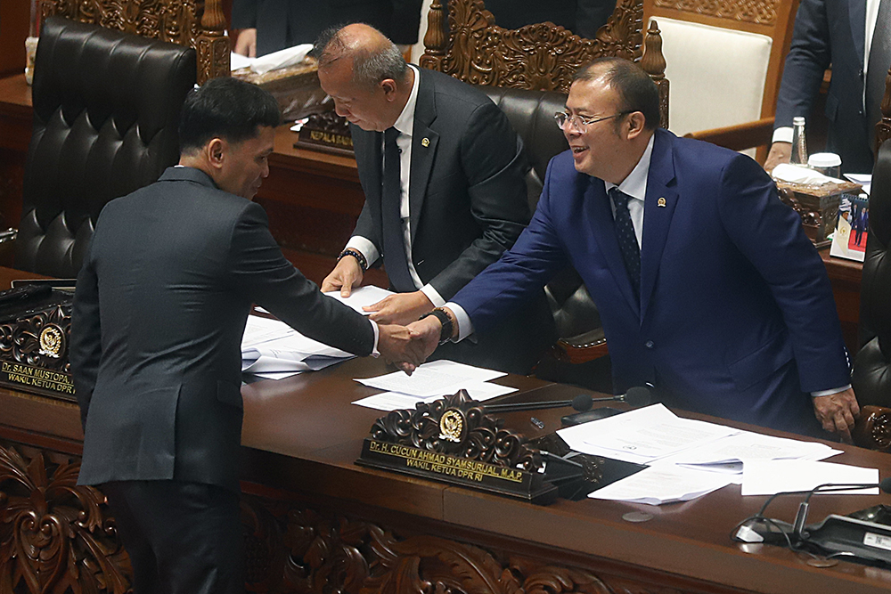 Ketua Komisi III DPR RI Habiburokhman menyerahkan berkas laporan hasil Rapat Kerja (Raker) Komisi III terkait reformasi Polri. (BeritaNasional/Elvis Sendouw)