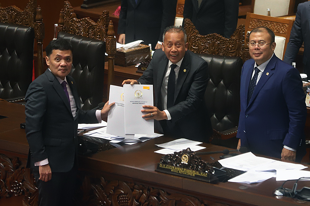 Ketua Komisi III DPR RI Habiburokhman menyerahkan berkas laporan hasil Rapat Kerja (Raker) Komisi III terkait reformasi Polri. (BeritaNasional/Elvis Sendouw)