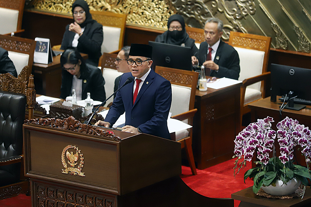 Menteri Pendayagunaan Aparatur Negara dan Reformasi Birokrasi serahkan pendapat terkait RUU perubahan Watimpres. (BeritaNasional/Elvis Sendouw)