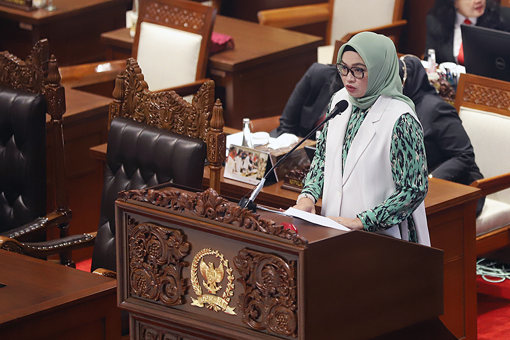 Wakil Ketua Komisi IX DPR Putih Sari menyampaikan laporan pembahasan 10 calon anggota Dewas BPJS Kesehatan dan BPJS Ketenagakerjaan. (BeritaNasional/Elvis Sendouw)