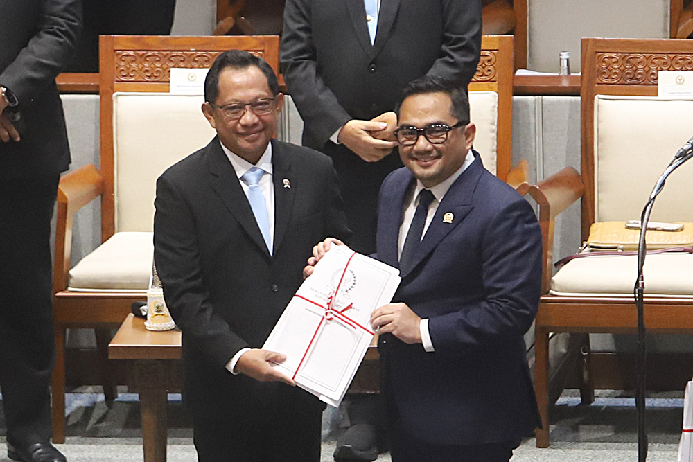 Paripurna DPR Setujui 10 RUU Kabupaten dan Kota Menjadi UU Rapat Paripurna DPR Ke-25 Masa Sidang IV Tahun Sidang 2024-2025. (BeritaNasional/Elvis Sendouw)