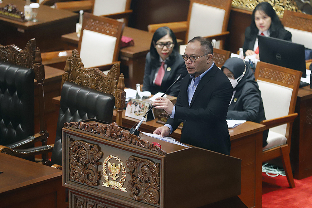Wakil Ketua Komisi XI DPR Hanif Dhakiri  menyerahkan laporan pengganti  anggota Badan Supervisi Lembaga Penjamin Simpanan (BSLPS). (BeritaNasional/Elvis Sendouw)