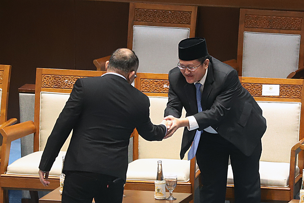 Wakil Ketua Komisi XI DPR Hanif Dhakiri  menyerahkan laporan pengganti  anggota Badan Supervisi Lembaga Penjamin Simpanan (BSLPS). (BeritaNasional/Elvis Sendouw)
