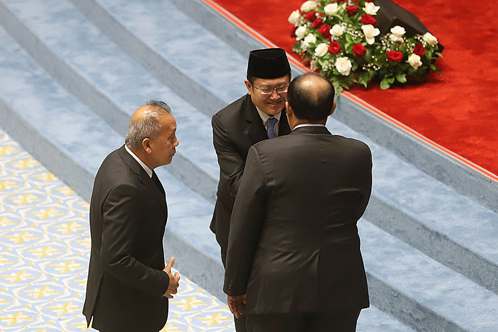 Wakil Ketua Komisi XI DPR Hanif Dhakiri  menyerahkan laporan pengganti  anggota Badan Supervisi Lembaga Penjamin Simpanan (BSLPS). (BeritaNasional/Elvis Sendouw)
