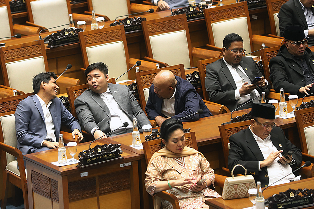 Wakil Ketua Komisi XI DPR Hanif Dhakiri  menyerahkan laporan pengganti  anggota Badan Supervisi Lembaga Penjamin Simpanan (BSLPS). (BeritaNasional/Elvis Sendouw)
