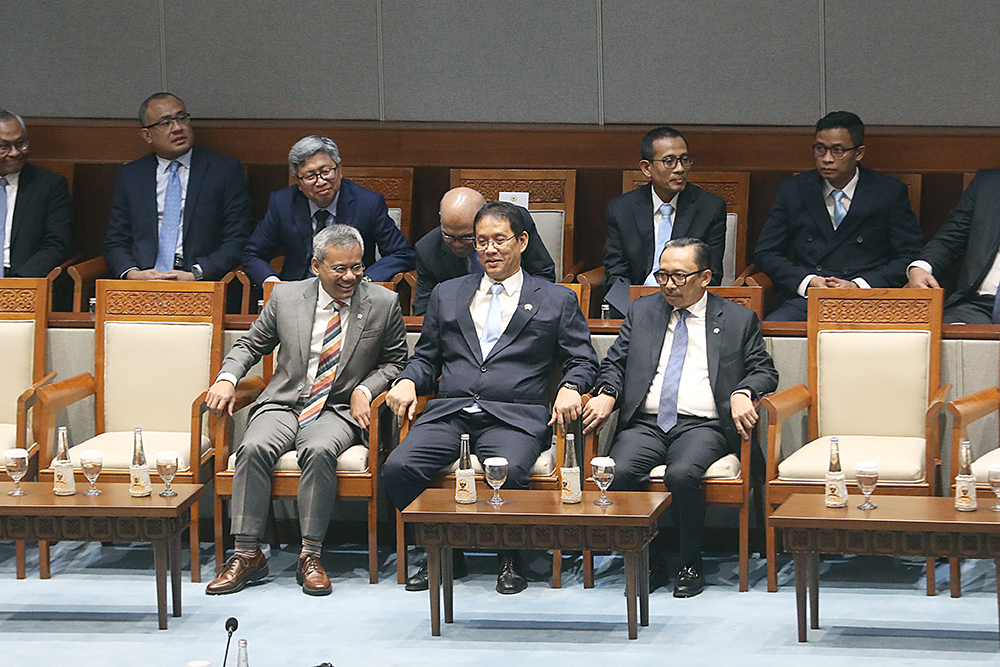 Menteri Keuangan Purbaya Yudhi Sadewa (kiri) menyerahkan berkas tanggapan pemerintah kepada Wakil Ketua DPR Sari Yuliati. (BeritaNasional/Elvis Sendouw)