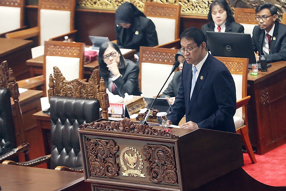Menteri Keuangan Purbaya Yudhi Sadewa (kiri) menyerahkan berkas tanggapan pemerintah kepada Wakil Ketua DPR Sari Yuliati. (BeritaNasional/Elvis Sendouw)