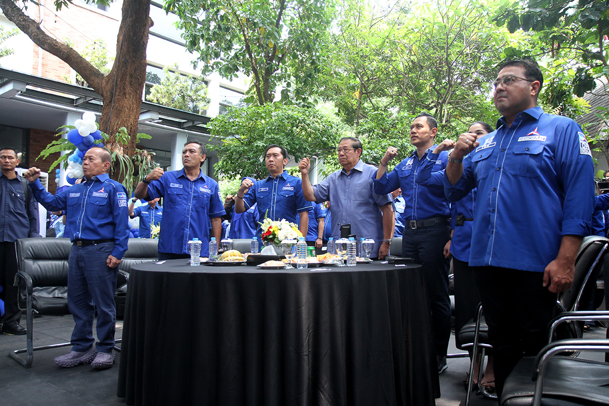 Presiden ke - 6 RI Susilo Bambang Yudhoyono (kiri) saat menerima nasi tumpeng dari  Ketua Umum Partai Demokrat Agus Harimurti Yudhoyono saat syukuran dalam rangka Hari Ulang Tahun (HUT) ke-23, di Kantor DPP Demokrat, Jalan Proklamasi No 41, Jakarta Pusat, Senin (9/9). (BeritaNasional.com/ Oke Atmaja)