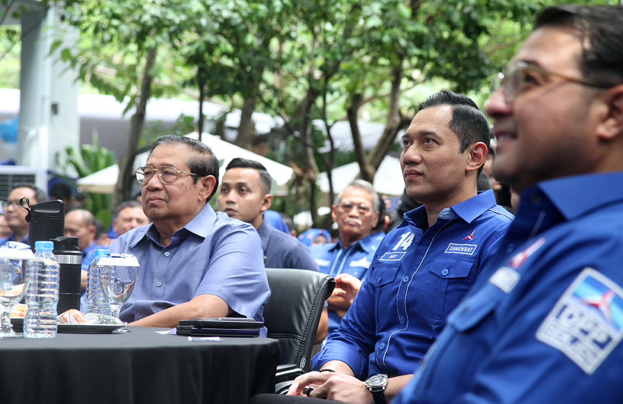 Presiden ke - 6 RI Susilo Bambang Yudhoyono (kiri) saat menerima nasi tumpeng dari  Ketua Umum Partai Demokrat Agus Harimurti Yudhoyono saat syukuran dalam rangka Hari Ulang Tahun (HUT) ke-23, di Kantor DPP Demokrat, Jalan Proklamasi No 41, Jakarta Pusat, Senin (9/9). (BeritaNasional.com/ Oke Atmaja)