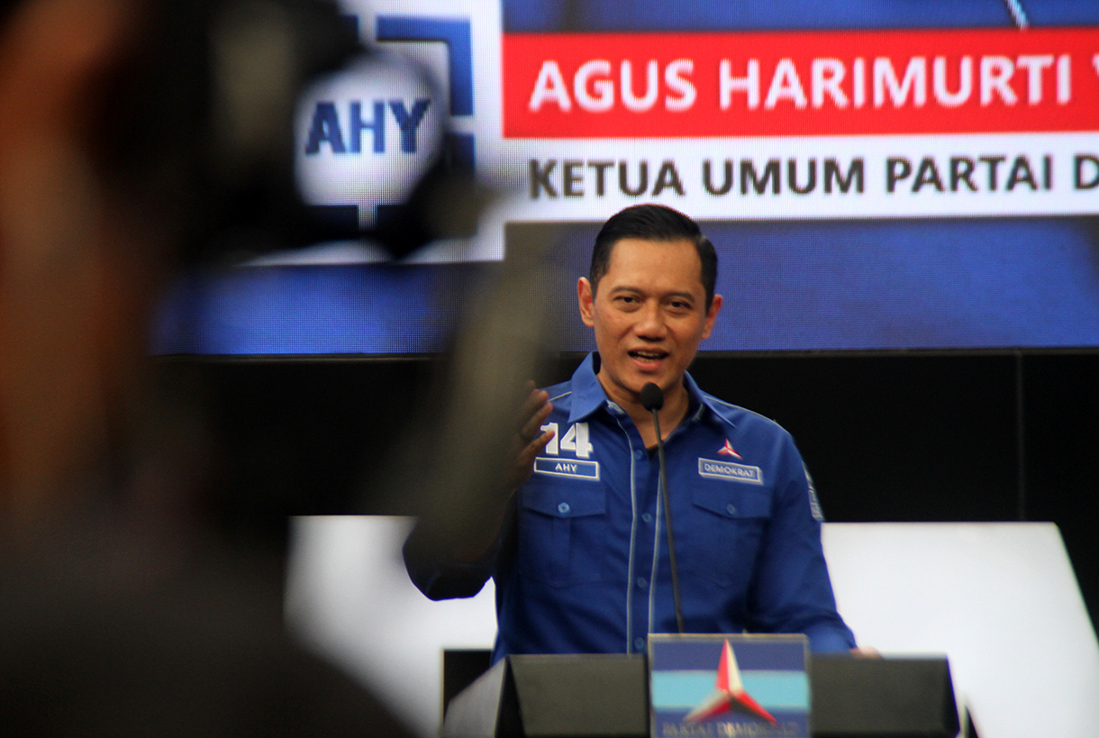 Presiden ke - 6 RI Susilo Bambang Yudhoyono (kiri) saat menerima nasi tumpeng dari  Ketua Umum Partai Demokrat Agus Harimurti Yudhoyono saat syukuran dalam rangka Hari Ulang Tahun (HUT) ke-23, di Kantor DPP Demokrat, Jalan Proklamasi No 41, Jakarta Pusat, Senin (9/9). (BeritaNasional.com/ Oke Atmaja)