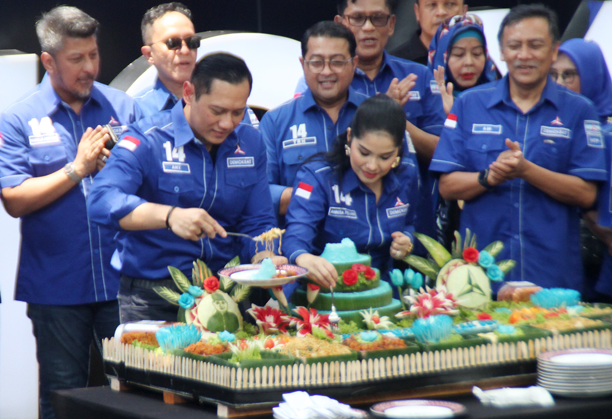 Presiden ke - 6 RI Susilo Bambang Yudhoyono (kiri) saat menerima nasi tumpeng dari  Ketua Umum Partai Demokrat Agus Harimurti Yudhoyono saat syukuran dalam rangka Hari Ulang Tahun (HUT) ke-23, di Kantor DPP Demokrat, Jalan Proklamasi No 41, Jakarta Pusat, Senin (9/9). (BeritaNasional.com/ Oke Atmaja)