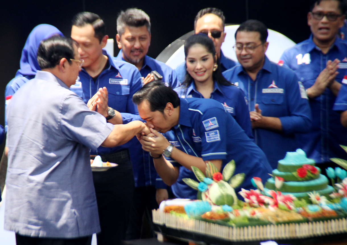 Presiden ke - 6 RI Susilo Bambang Yudhoyono (kiri) saat menerima nasi tumpeng dari  Ketua Umum Partai Demokrat Agus Harimurti Yudhoyono saat syukuran dalam rangka Hari Ulang Tahun (HUT) ke-23, di Kantor DPP Demokrat, Jalan Proklamasi No 41, Jakarta Pusat, Senin (9/9). (BeritaNasional.com/ Oke Atmaja)