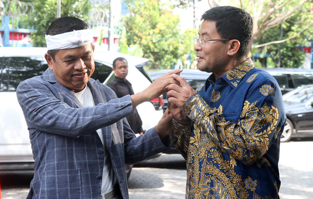 Ketua Umum Partai Demokrat Agus Harimurti Yudhoyono (tengah) menyerahkan rekomendasi Partai Demokrat untuk maju pada Pilkada Provinsi Jabar kepada Bakal Calon Gubernur dan Bakal Calon Wakil Gubernur Jabar Dedi Mulyadi (kiri)-Erwan Setiawan (kanan) di kantor DPP Partai Demokrat, Jakarta, Selasa (27/8/2024).   (BeritaNasional.com/ Oke Atmaja)