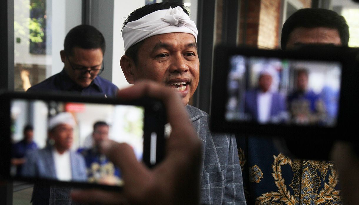 Ketua Umum Partai Demokrat Agus Harimurti Yudhoyono (tengah) menyerahkan rekomendasi Partai Demokrat untuk maju pada Pilkada Provinsi Jabar kepada Bakal Calon Gubernur dan Bakal Calon Wakil Gubernur Jabar Dedi Mulyadi (kiri)-Erwan Setiawan (kanan) di kantor DPP Partai Demokrat, Jakarta, Selasa (27/8/2024).   (BeritaNasional.com/ Oke Atmaja)