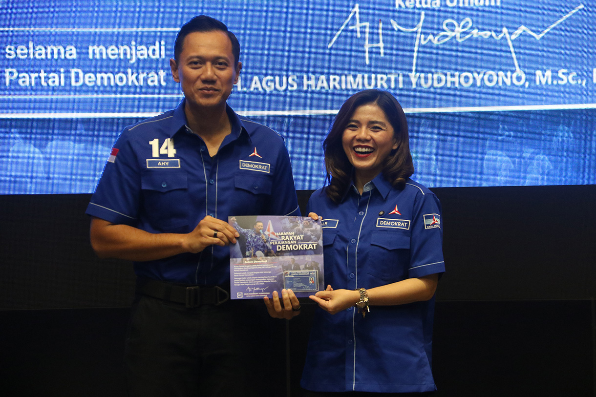 Ketua Umum Partai Demokrat Agus Harimurti Yudhoyono (tengah) berfoto bersama kader baru partai dari komunitas Tionghoa saat Penyerahan Kartu Tanda Anggota (KTA) Partai Demokrat di Jakarta, Senin (9/2/2026). (Beritanasional.com/Oke Atmaja)