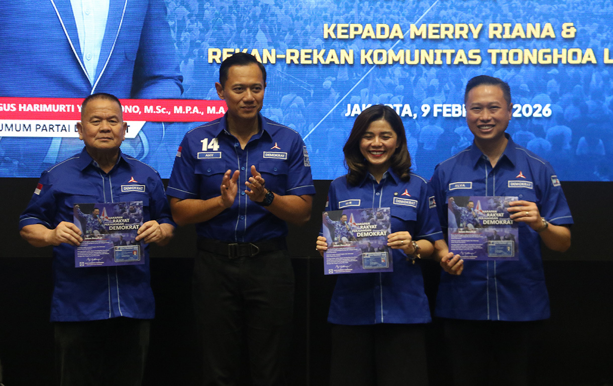 Ketua Umum Partai Demokrat Agus Harimurti Yudhoyono (tengah) berfoto bersama kader baru partai dari komunitas Tionghoa saat Penyerahan Kartu Tanda Anggota (KTA) Partai Demokrat di Jakarta, Senin (9/2/2026). (Beritanasional.com/Oke Atmaja)