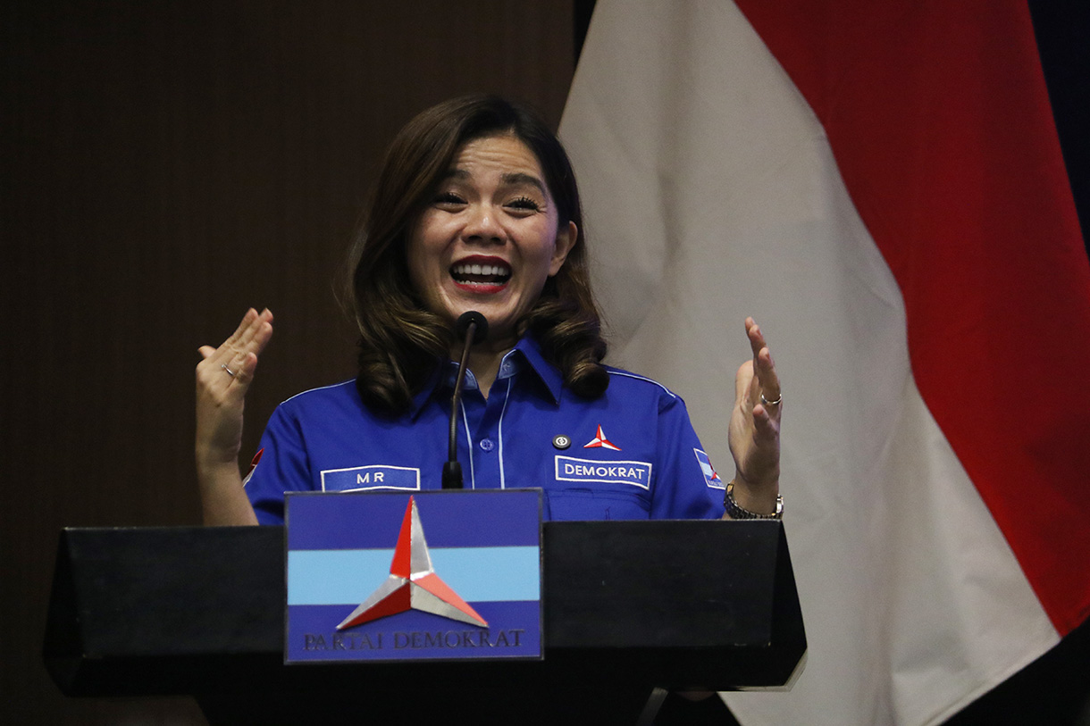 Ketua Umum Partai Demokrat Agus Harimurti Yudhoyono (tengah) berfoto bersama kader baru partai dari komunitas Tionghoa saat Penyerahan Kartu Tanda Anggota (KTA) Partai Demokrat di Jakarta, Senin (9/2/2026). (Beritanasional.com/Oke Atmaja)