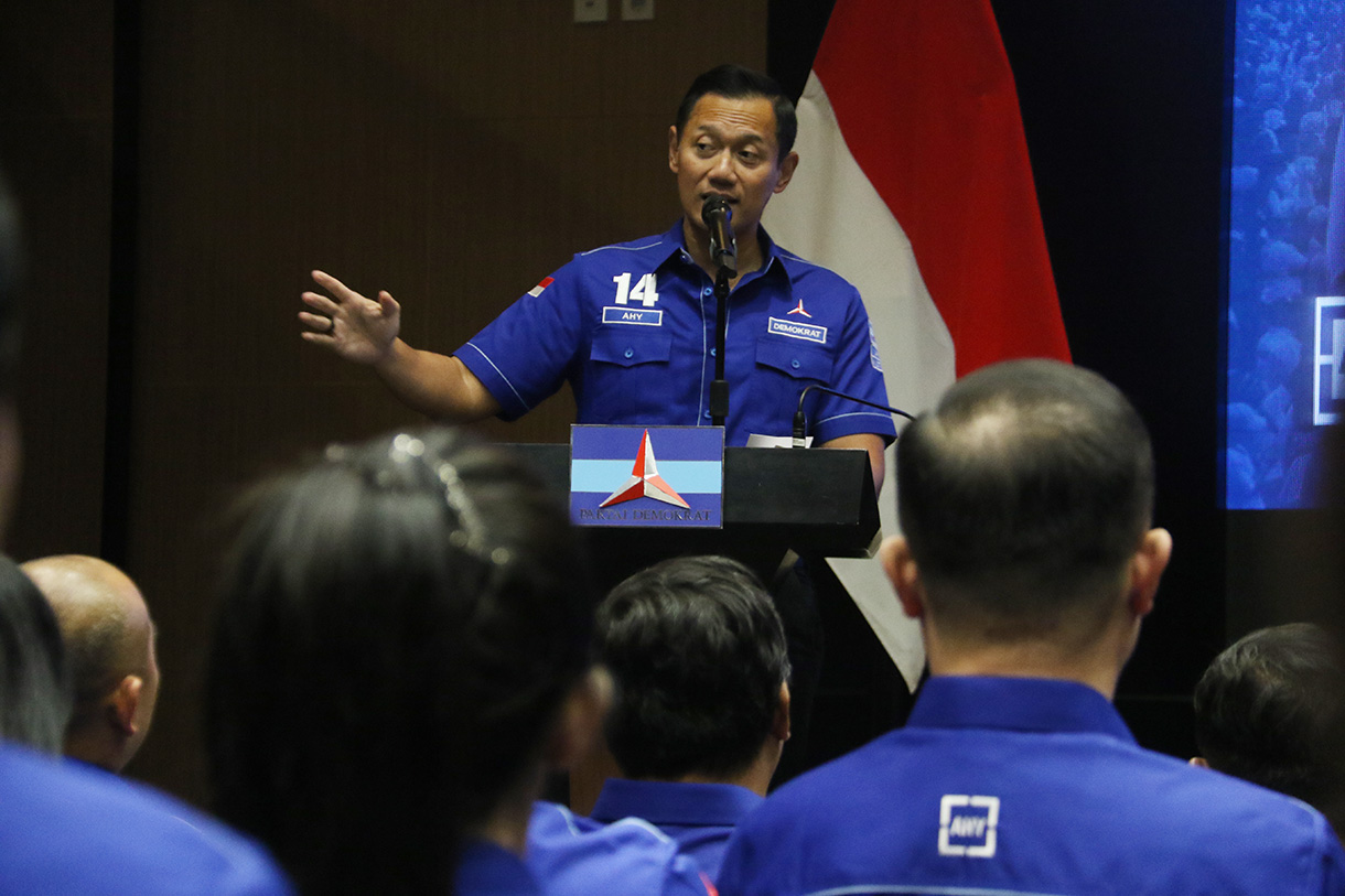 Ketua Umum Partai Demokrat Agus Harimurti Yudhoyono (tengah) berfoto bersama kader baru partai dari komunitas Tionghoa saat Penyerahan Kartu Tanda Anggota (KTA) Partai Demokrat di Jakarta, Senin (9/2/2026). (Beritanasional.com/Oke Atmaja)