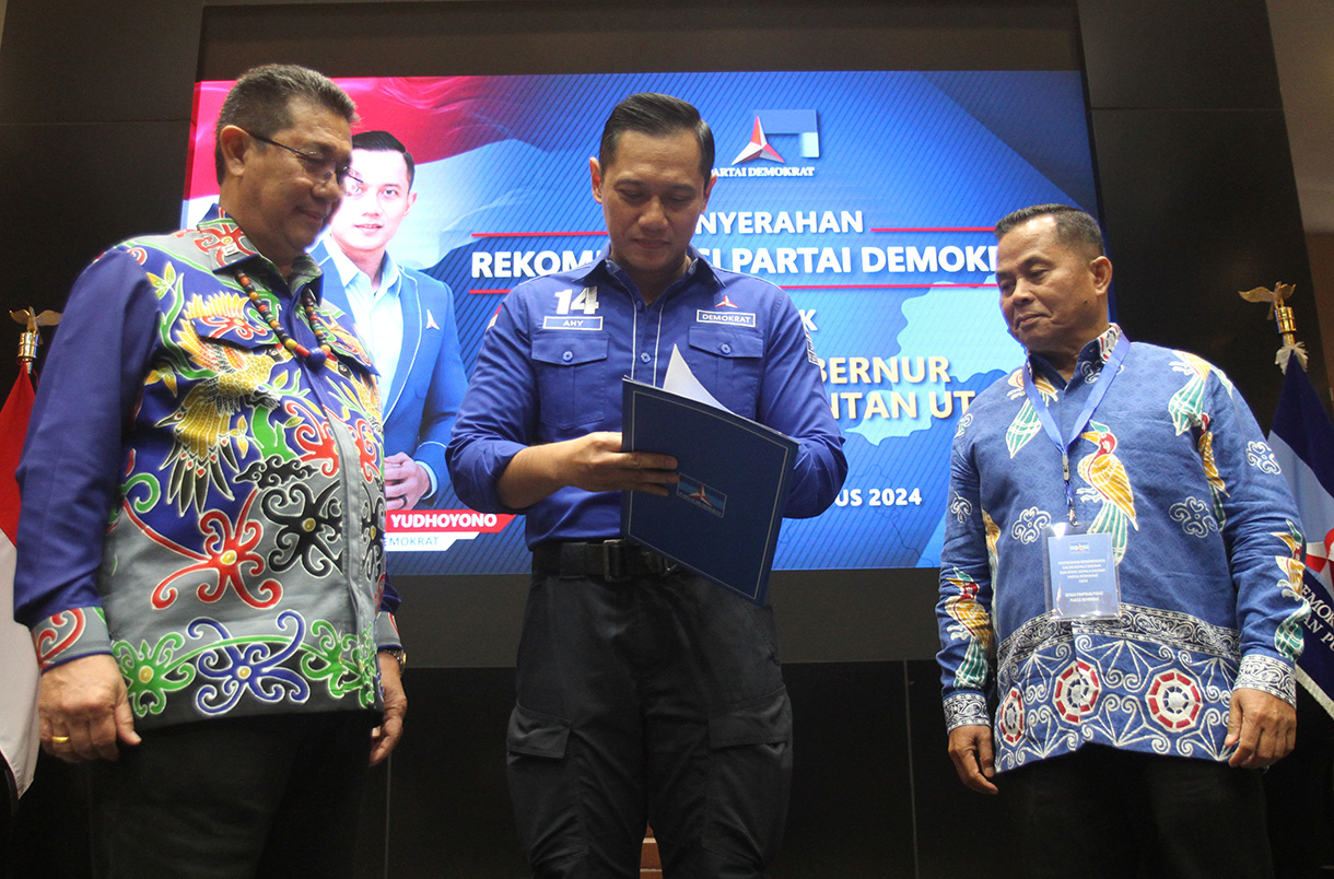 Ketua Umum Demokrat Agus Harimurti Yudhoyono saat menyerahkan surat rekomendasi kepada pasangan Mahyeldi-Vasco untuk maju pada Pilgub Sumbar 2024 di DPP Demokrat, Kamis (8/8). (BeritaNasional.com/Oke Atmaja)