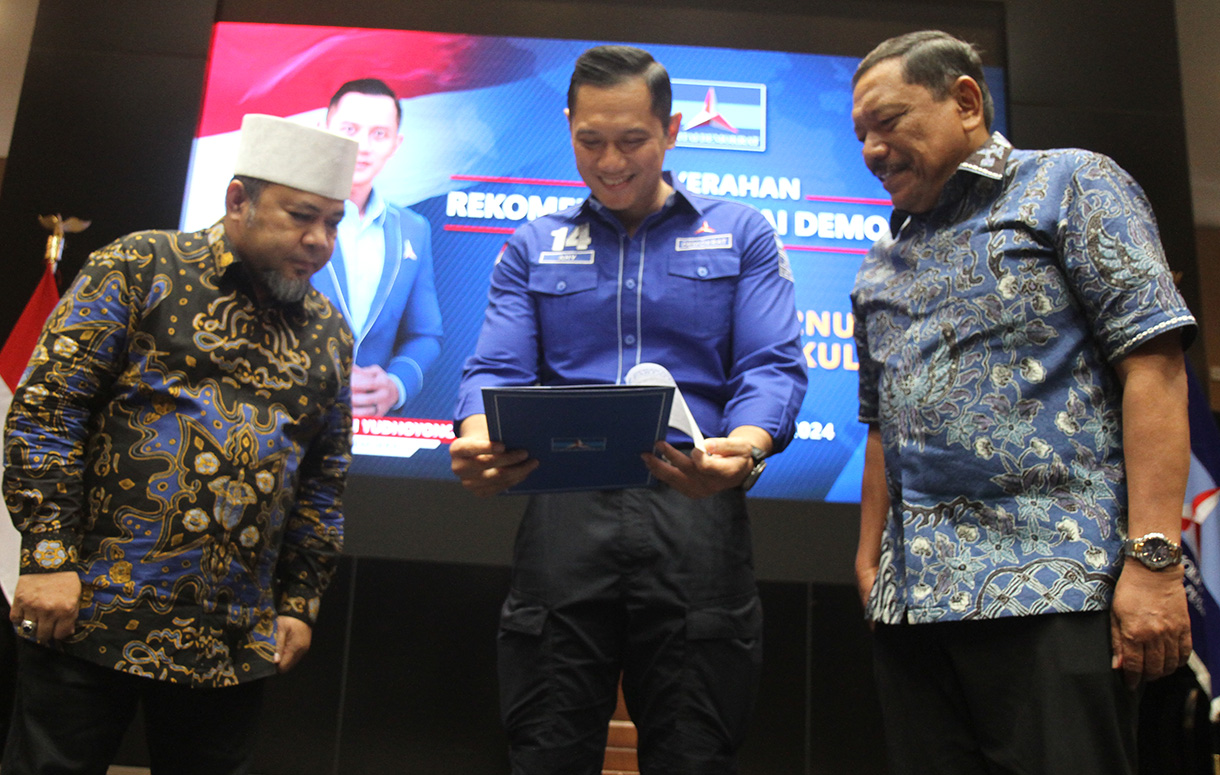 Ketua Umum Demokrat Agus Harimurti Yudhoyono saat menyerahkan surat rekomendasi kepada pasangan Mahyeldi-Vasco untuk maju pada Pilgub Sumbar 2024 di DPP Demokrat, Kamis (8/8). (BeritaNasional.com/Oke Atmaja)