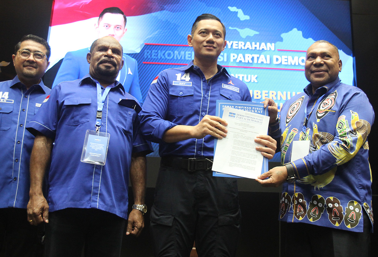 Ketua Umum Demokrat Agus Harimurti Yudhoyono saat menyerahkan surat rekomendasi kepada pasangan Mahyeldi-Vasco untuk maju pada Pilgub Sumbar 2024 di DPP Demokrat, Kamis (8/8). (BeritaNasional.com/Oke Atmaja)