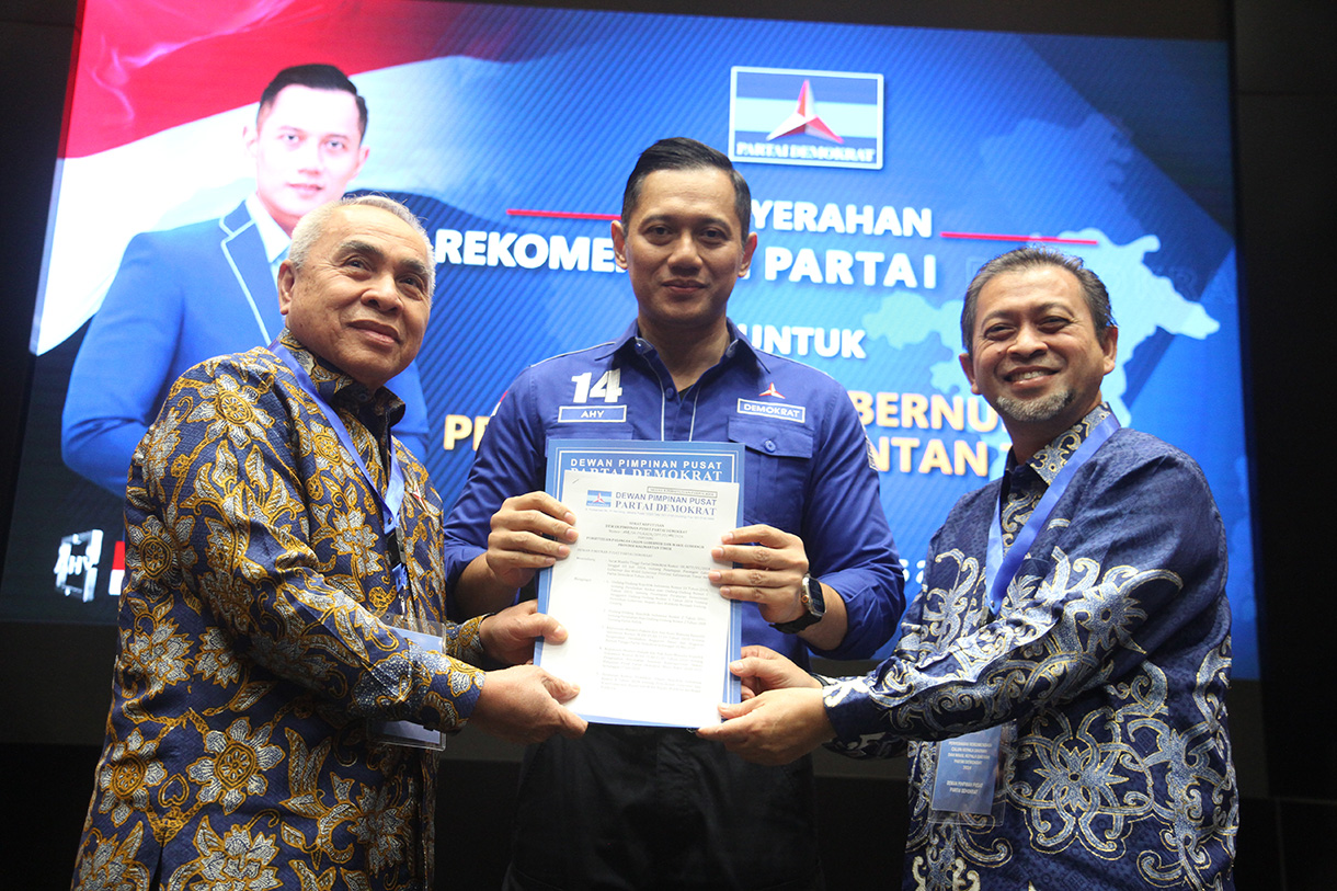 Ketua Umum Demokrat Agus Harimurti Yudhoyono saat menyerahkan surat rekomendasi kepada pasangan Mahyeldi-Vasco untuk maju pada Pilgub Sumbar 2024 di DPP Demokrat, Kamis (8/8). (BeritaNasional.com/Oke Atmaja)