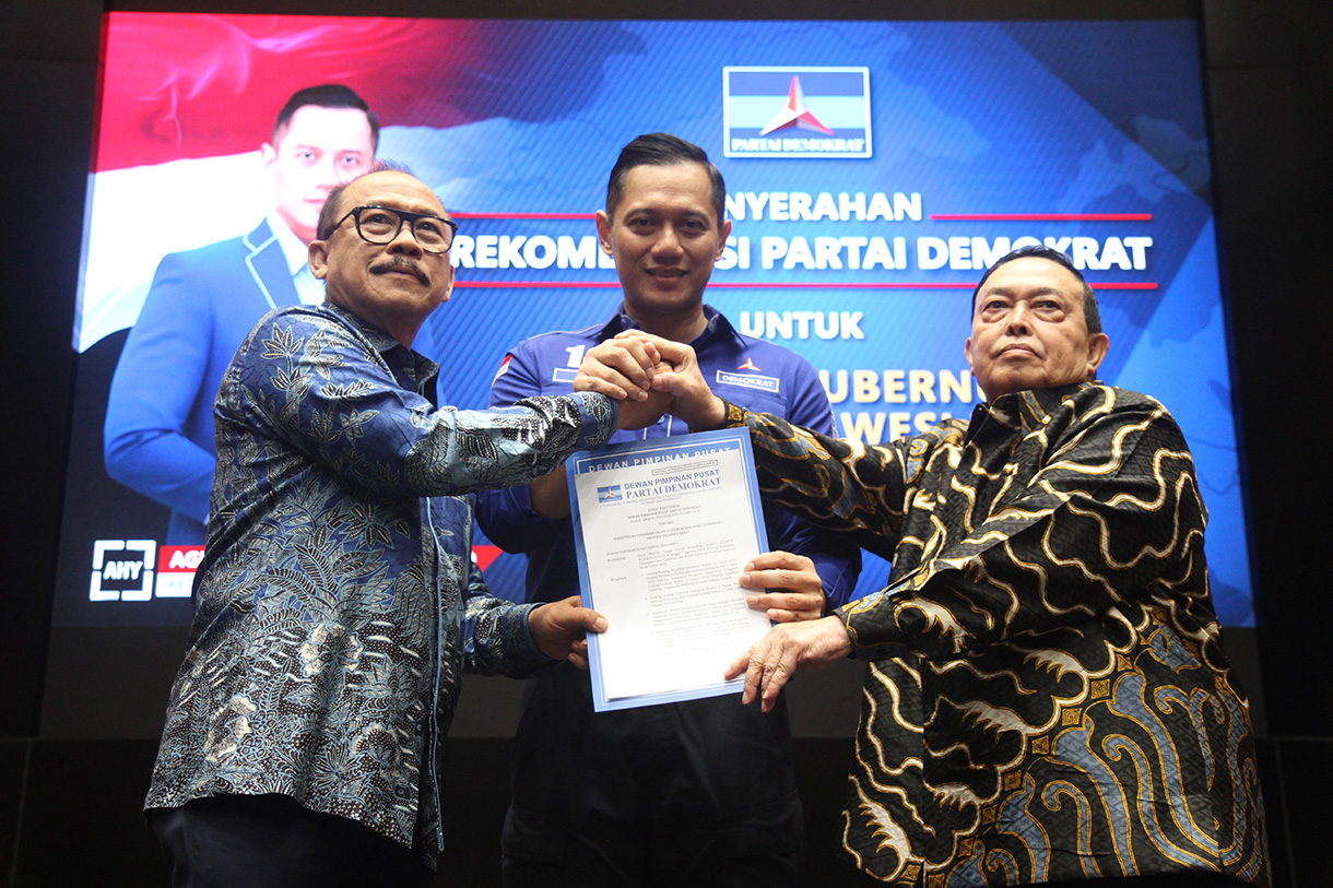 Ketua Umum Demokrat Agus Harimurti Yudhoyono saat menyerahkan surat rekomendasi kepada pasangan Mahyeldi-Vasco untuk maju pada Pilgub Sumbar 2024 di DPP Demokrat, Kamis (8/8). (BeritaNasional.com/Oke Atmaja)