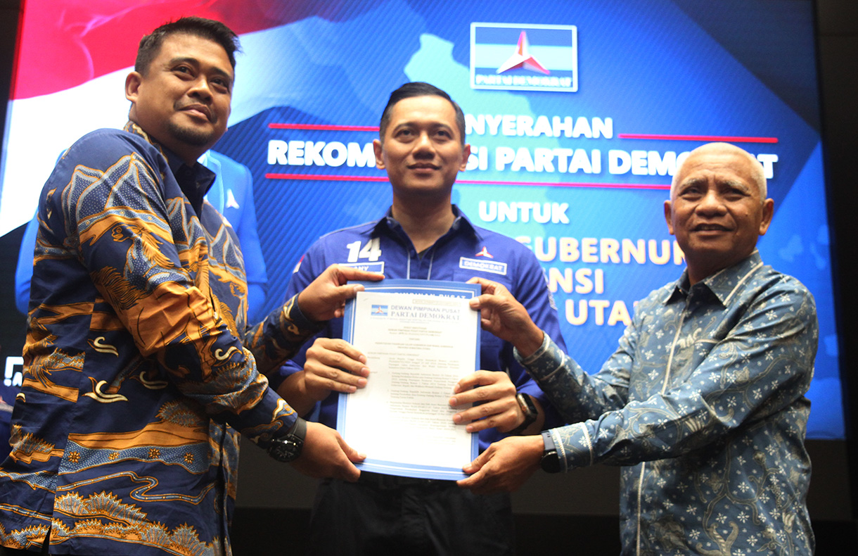 Ketua Umum Demokrat Agus Harimurti Yudhoyono saat menyerahkan surat rekomendasi kepada pasangan Mahyeldi-Vasco untuk maju pada Pilgub Sumbar 2024 di DPP Demokrat, Kamis (8/8). (BeritaNasional.com/Oke Atmaja)