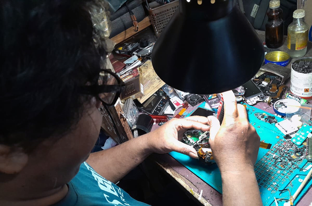 Jasa perbaikan kamera di kawasan Atom Plaza Pasar Baruj Jakarta. (BeritaNasional/Elvis Sendouw)