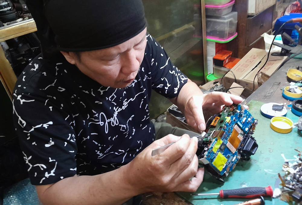 Jasa perbaikan kamera di kawasan Atom Plaza Pasar Baruj Jakarta. (BeritaNasional/Elvis Sendouw)