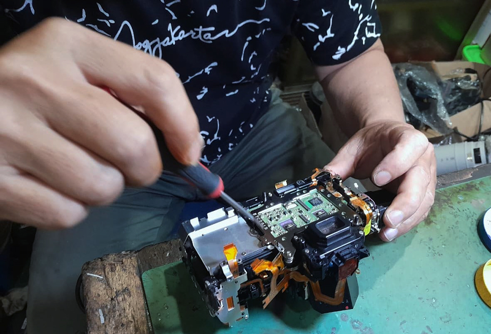 Jasa perbaikan kamera di kawasan Atom Plaza Pasar Baruj Jakarta. (BeritaNasional/Elvis Sendouw)
