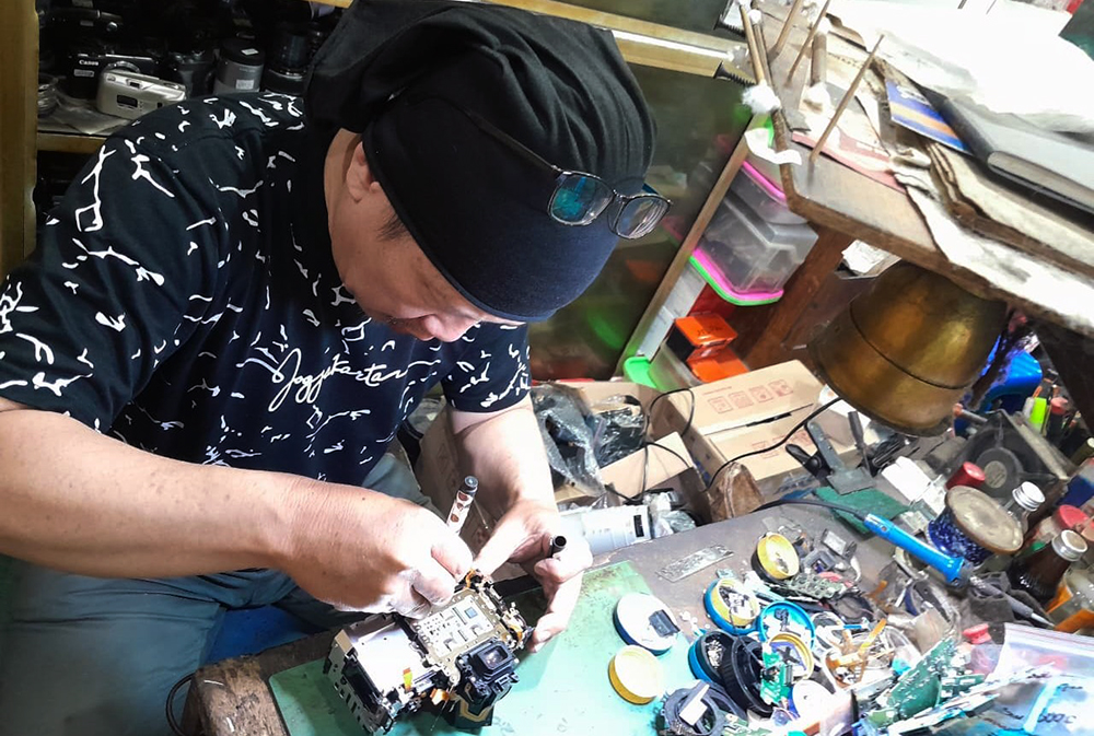 Jasa perbaikan kamera di kawasan Atom Plaza Pasar Baruj Jakarta. (BeritaNasional/Elvis Sendouw)