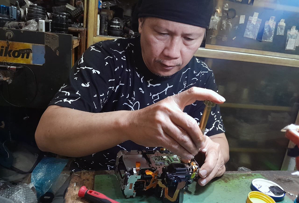 Jasa perbaikan kamera di kawasan Atom Plaza Pasar Baruj Jakarta. (BeritaNasional/Elvis Sendouw)