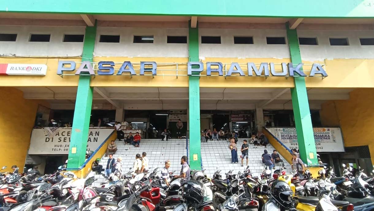 Suasana di Pasar Pramuka, Jakarta, Senin (20/11/2025). (Beritanasional.com/Oke Atmaja)
